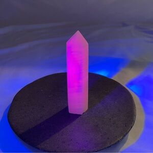 Mangano Calcite Tower Crystal UV reactive